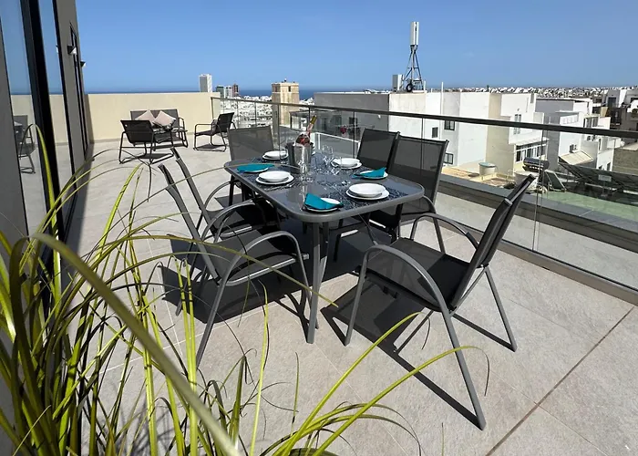 Bright And Spacious 2 Bedroom Penthouse