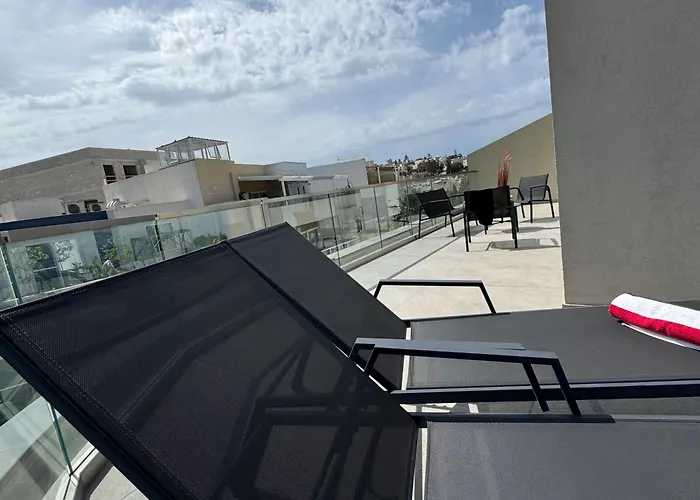 Bright And Spacious 2 Bedroom Penthouse