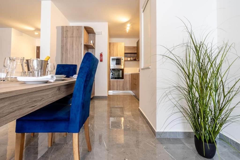 Bright And Spacious 2 Bedroom Penthouse Apartment *