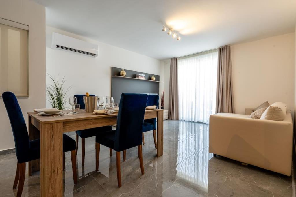Bright And Spacious 2 Bedroom Penthouse Apartment *