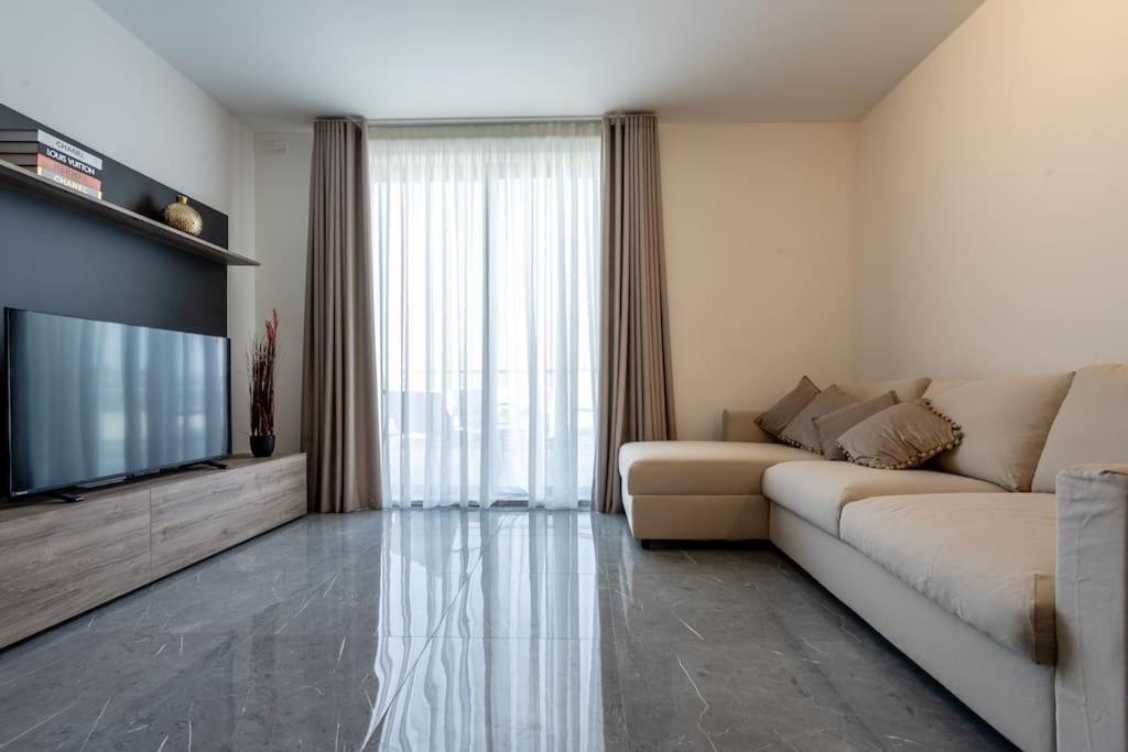 Bright And Spacious 2 Bedroom Penthouse Apartment