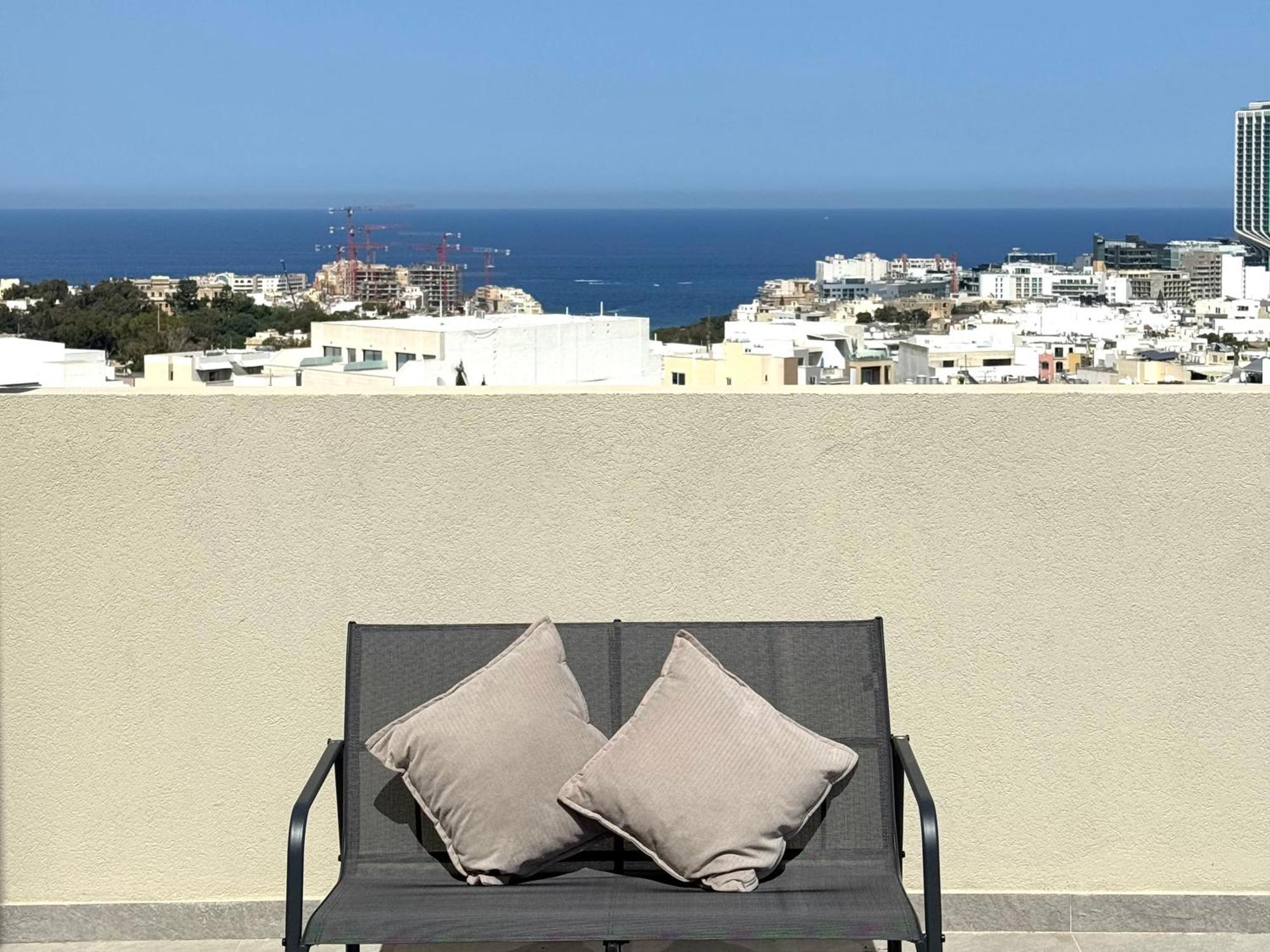 Bright And Spacious 2 Bedroom Penthouse