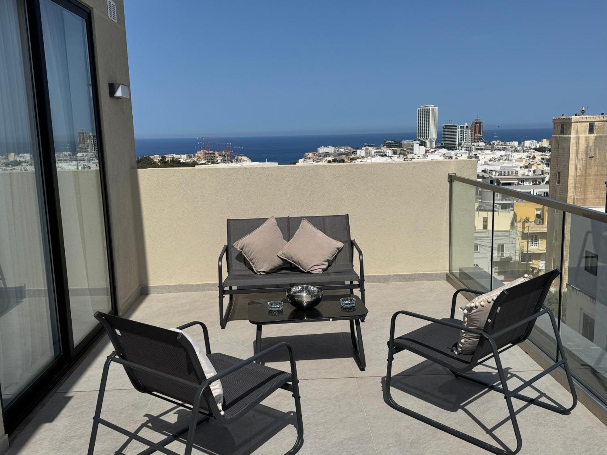 Bright And Spacious 2 Bedroom Penthouse