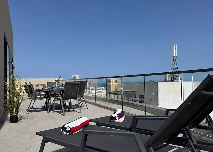 Bright And Spacious 2 Bedroom Penthouse