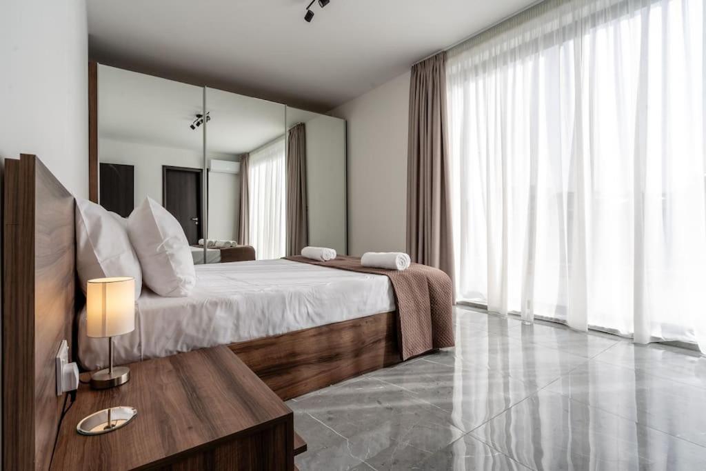 Bright And Spacious 2 Bedroom Penthouse