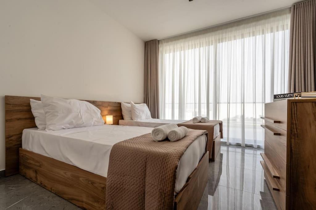 Bright And Spacious 2 Bedroom Penthouse Apartment