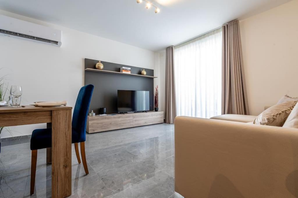 Apartment Bright And Spacious 2 Bedroom Penthouse *