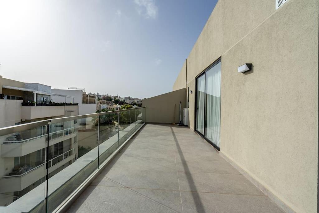 Bright And Spacious 2 Bedroom Penthouse *