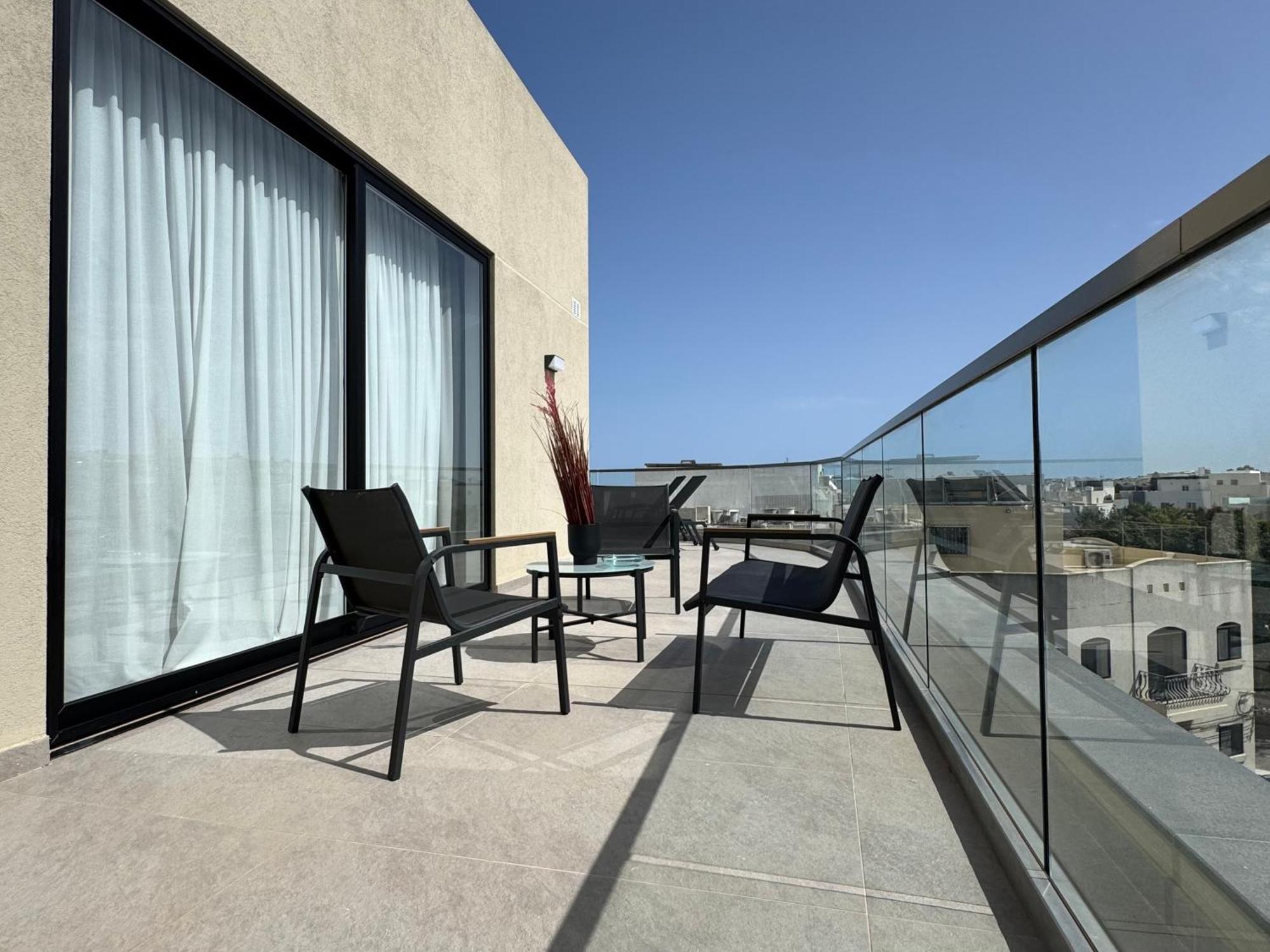 Bright And Spacious 2 Bedroom Penthouse Apartment