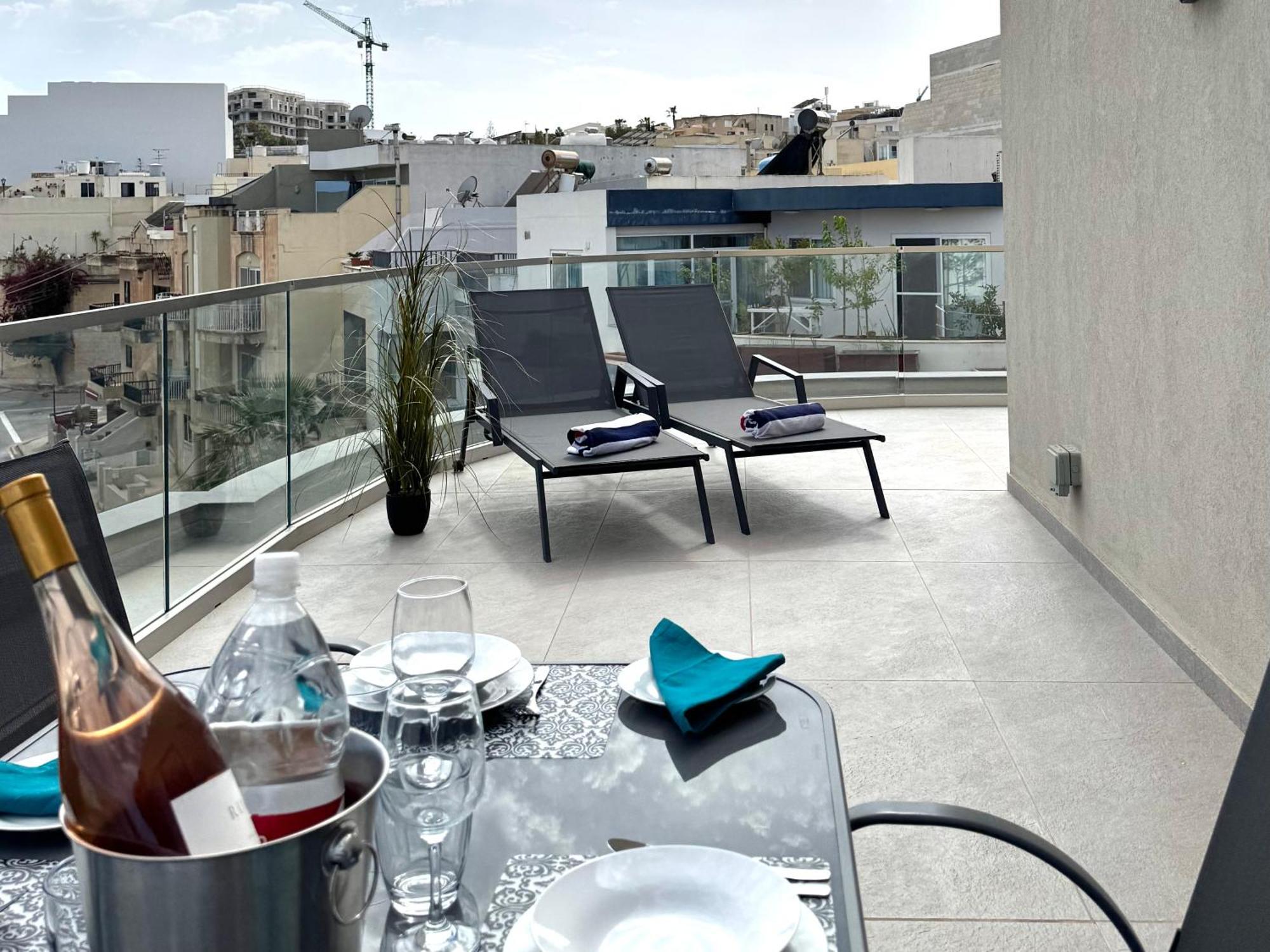 Bright And Spacious 2 Bedroom Penthouse
